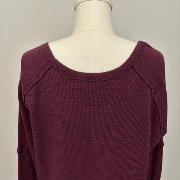Aritzia TNA Alder Thermal Long Sleeve Waffle Knit Relaxed Fit Top Burgundy Small - Picture 12 of 16